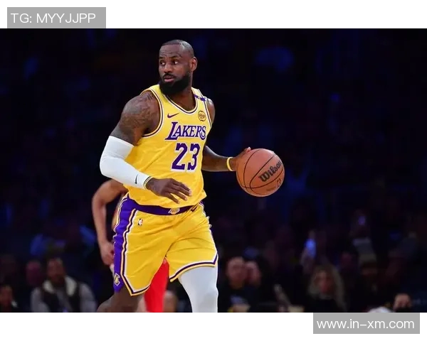 詹姆斯谈球队会议后表现称赞回应展现团队精神与决心